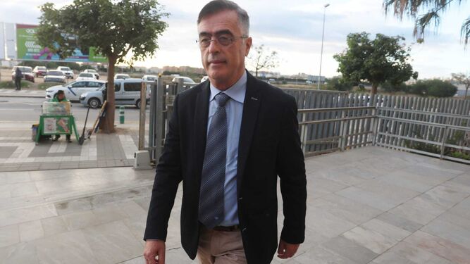 El exalcalde de Estepona, Antonio Barrientos, llega a los juzgados de Málaga el día del inicio del juicio por el caso Astapa.