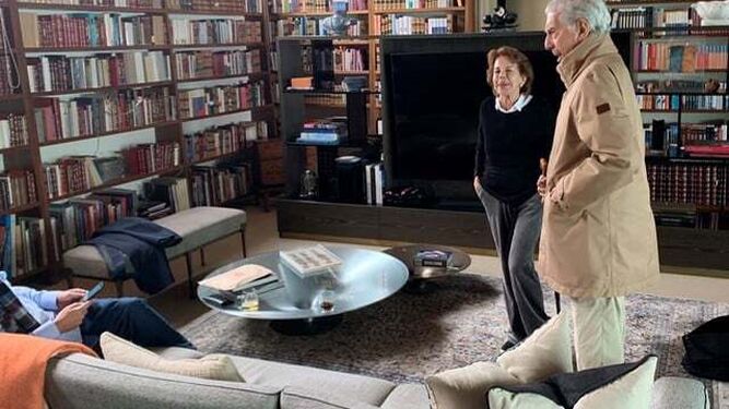 Vargas Llosa con su ex, Patricia Llosa, en la biblioteca familiar en Lima