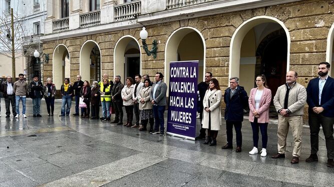 Los concejales del Ayuntamiento de Cádiz guardan un minuto de silencio tras el crimen machista cometido en El Puerto.