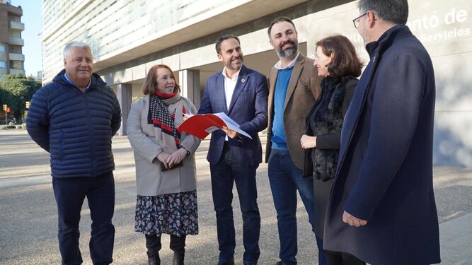Varios miembros del PSOE frente a la Gerencia de Urbanismo.