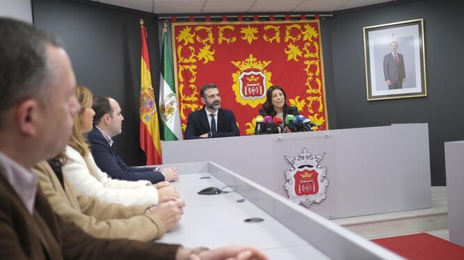 El consejero de Medio Ambiente y la alcaldesa de Ronda, en rueda de prensa.