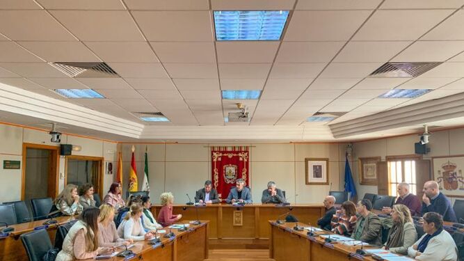 La reunión ha tenido lugar en el Salón de Plenos del Ayuntamiento.