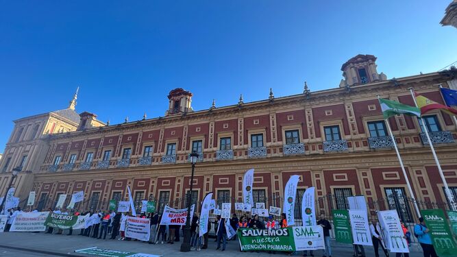 Delegados del Sindicato Médico Andaluz protestan en el Palacio de San Telmo en Sevilla.