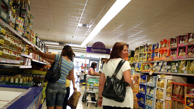 Clientes en un supermercado  en una imagen de archivo.