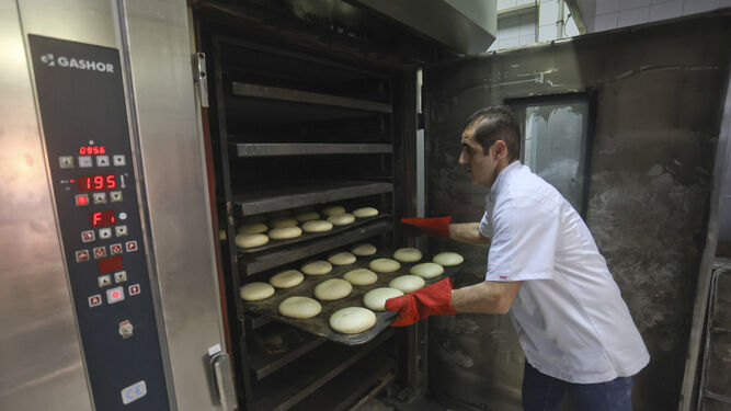 Juan Luis Serrano, propietario de la Panificadora Serrano, elaborando pan en el establecimiento.