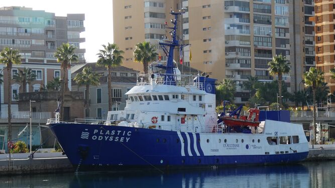 El buque de reciclaje 'Plastic Odyssey' atracado en la Marina de Megayates este sábado.