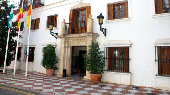 La fachada principal del Ayuntamiento de Benalmádena.