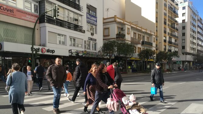 Varios viandantes en la avenida Ricardo Soriano, en Marbella.