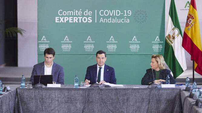 El presidente de la Junta, Juanma Moreno, preside la reunión del Comité de Expertos en San Telmo.