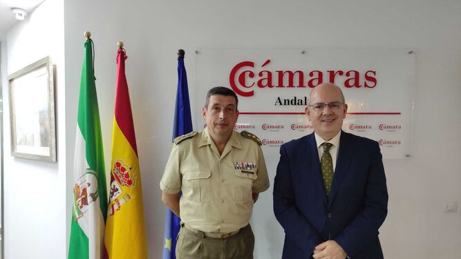 Carlos Echevarría, coronel coordinador del convenio en Andalucía, y Javier Sánchez Rojas, presidente del Consejo Andaluz de Cámaras.