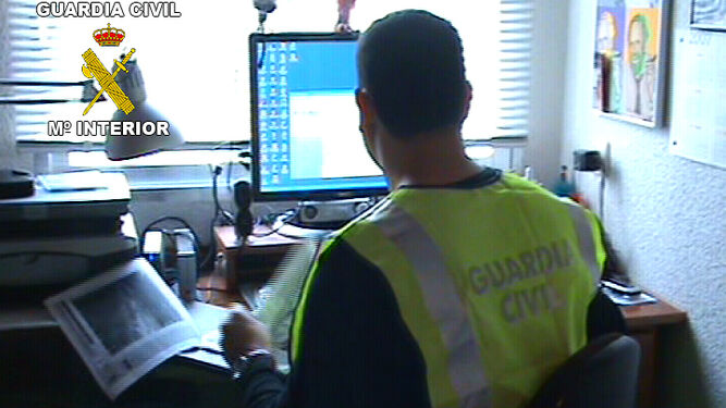 Un agente de la Guardia Civil investiga un delito informático en una imagen de archivo.