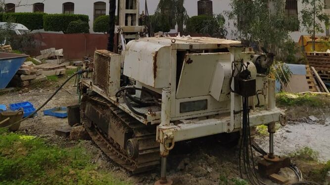 Una máquina trabajando en los terrenos del Civil donde va el nuevo hospital.