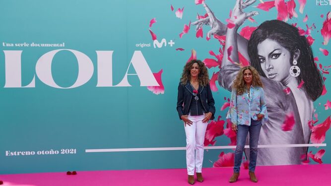Rosario y Lolita en la presentación de la docuserie 'Lola' en el FesTVal de Vitoria en el año 2021