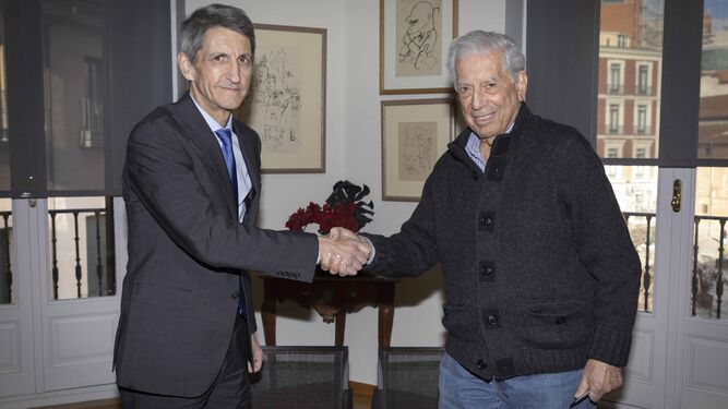 José M. Domínguez, presidente de la Fundación Bancaria Unicaja, y Mario Vargas Llosa, en la firma del convenio entre las dos instituciones.
