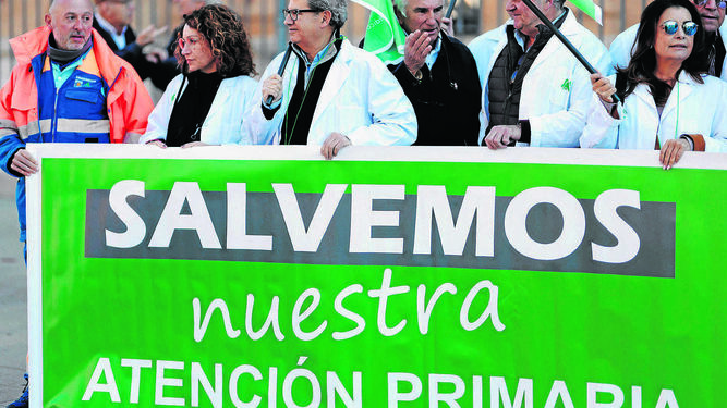Protesta del Sindicato Médico Andaluz ante la sede de la Junta, en Sevilla.