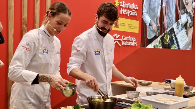 Los cocineros Daniela Romero y Diego Narbona han protagonizado un showcooking en el marco de Fitur.
