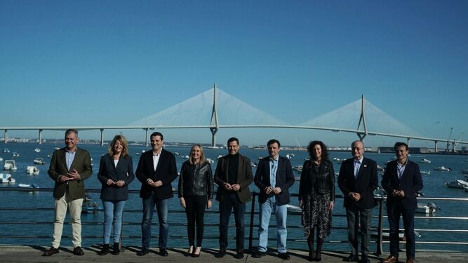 Juanma Moreno con los ocho candidatos del PP a las capitales de provincia en las próximas muncipales.