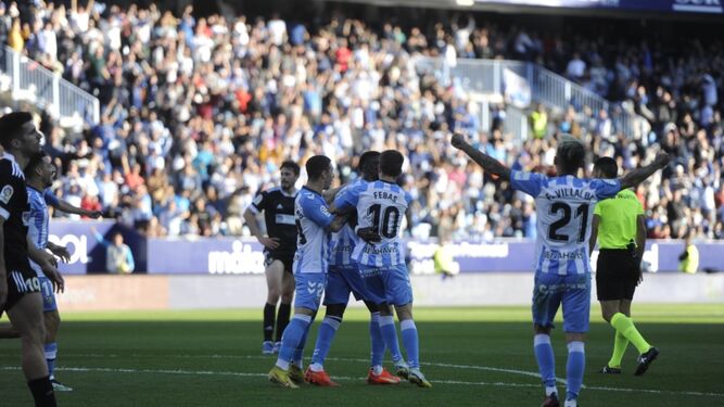 Los jugadores del Málaga celebran un gol de Lago Junior.