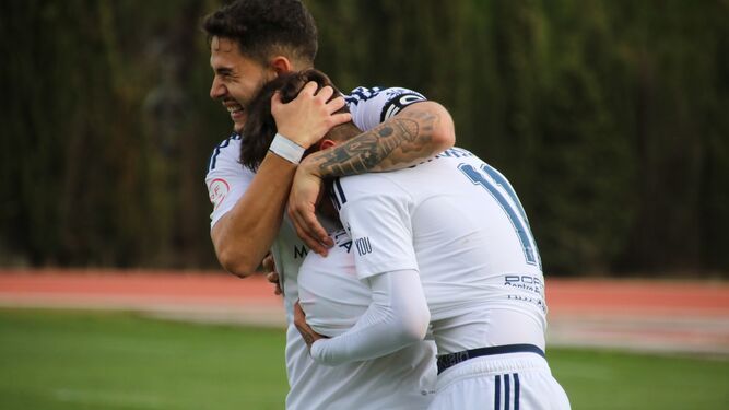 Los jugadores del Marbella se abrazan tras un gol.