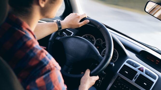 Conducir un coche desde los 15 años sin carnet: requisitos y todo lo que debes saber
