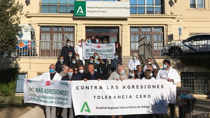 Protesta, este miércoles 25 de enero, por la agresión a una médica en el Hospital Regional de Málaga.