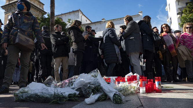 LVelas y flores colocadas este jueves en el lugar en el que falleció el sacristán de la iglesia de La Palma.