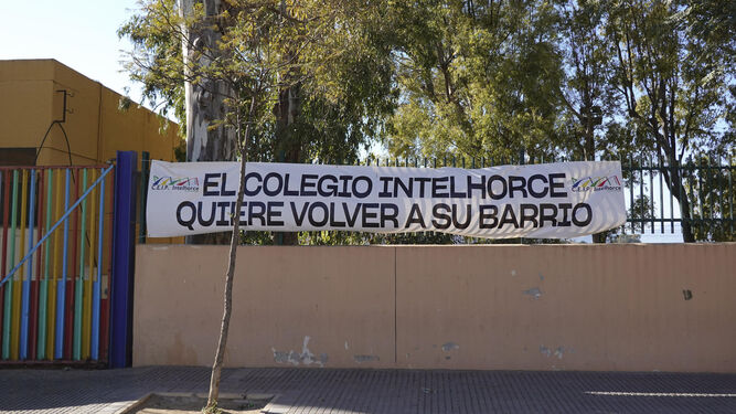 Fachada del colegio Intelhorce, cerrado desde 2019, con una pancarta reclamando la vuelta de los alumnos.