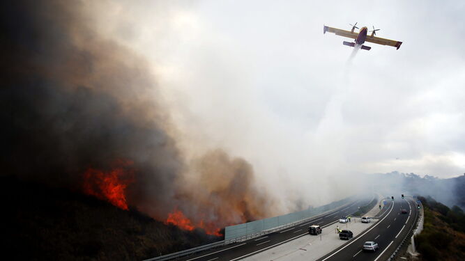 Una avioneta suelta agua en la zona de Calahonda, en Mijas, durante el incendio de 2012.