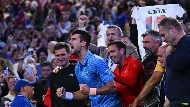 Novak Djokovic, con Carlos Gómez Herrera, de rojo, detrás.