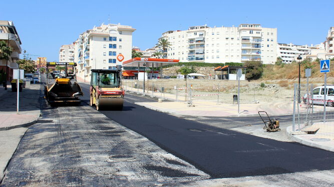 Operarios acometiendo trabajos de asfaltado en Estepona.