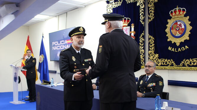 La entrega del bastón de mando al nuevo comisario de Marbella, José Manuel Rando.