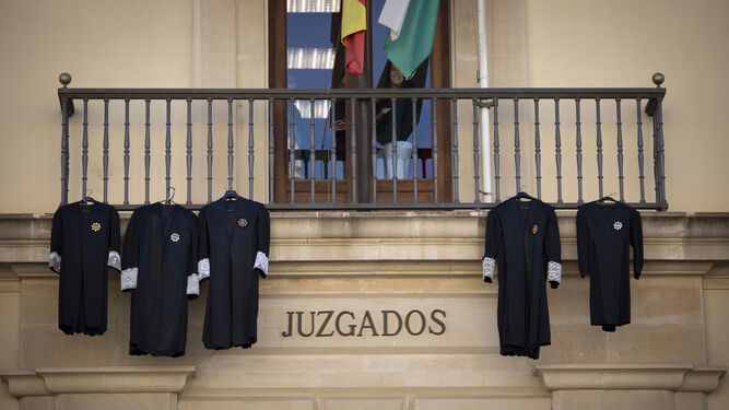 Togas de los letrados judiciales colgados en Granada en señal de protesta.