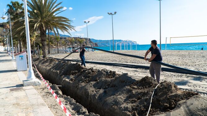 Trabajos para renovar la red de abastecimiento en la playa de Burriana de Nerja.