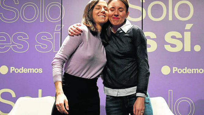 Ione Belarra e Irene Montero se abrazan durante el acto de Podemos en el Círculo de Bellas Artes de Madrid.