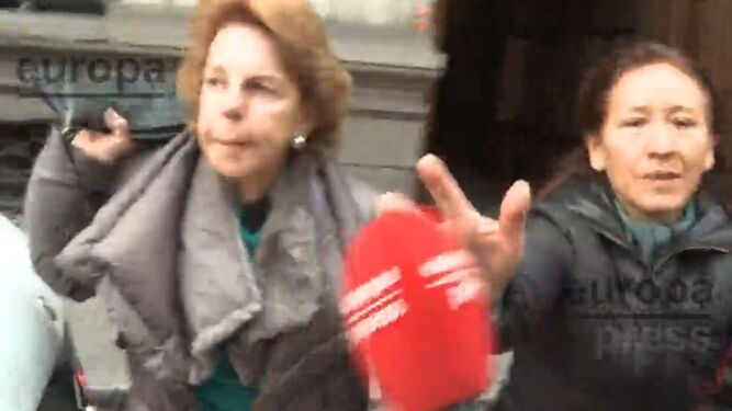 Patricia Llosa en el gesto de llevarse el bolso al hombro de forma amenazante