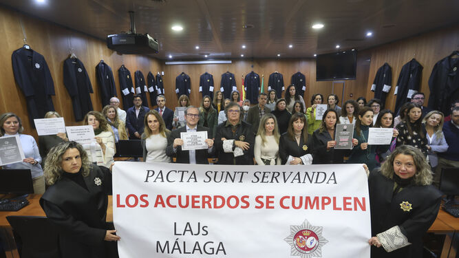 Concentración de secretarios judiciales en la Ciudad de la Justicia de Málaga.
