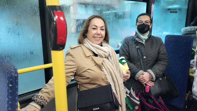 Margarita Arlandi, sin mascarilla, y Ana González, con el cubrebocas, en la línea 1 de la EMT.