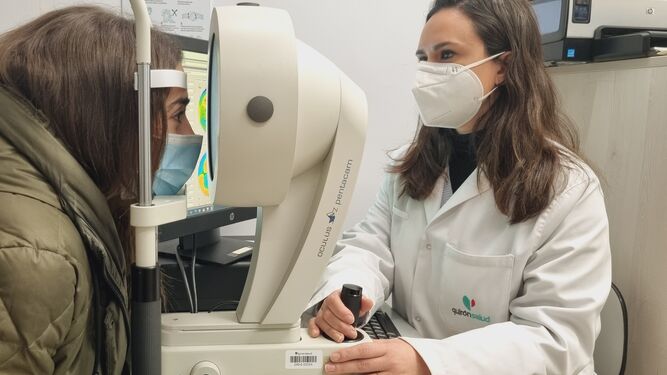 La doctora Marisol Castillo. optometrista en Quironsalud Málaga.