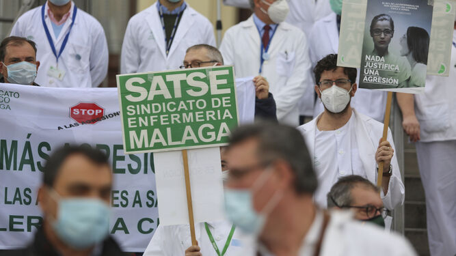 Protesta de profesionales sanitarios contra las agresiones ante el Hospital Regional.