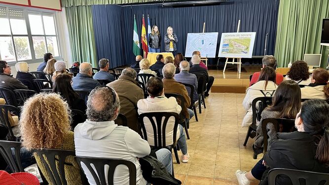 La reunión mantenida entre el Ayuntamiento de Fuengirola  y los vecinos de Los Pacos.