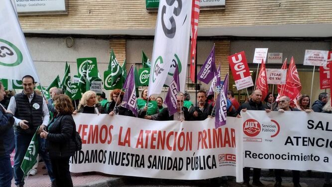 Protesta de UGT, CSIF y CCOO, este jueves, ante el Distrito Sanitario Málaga.
