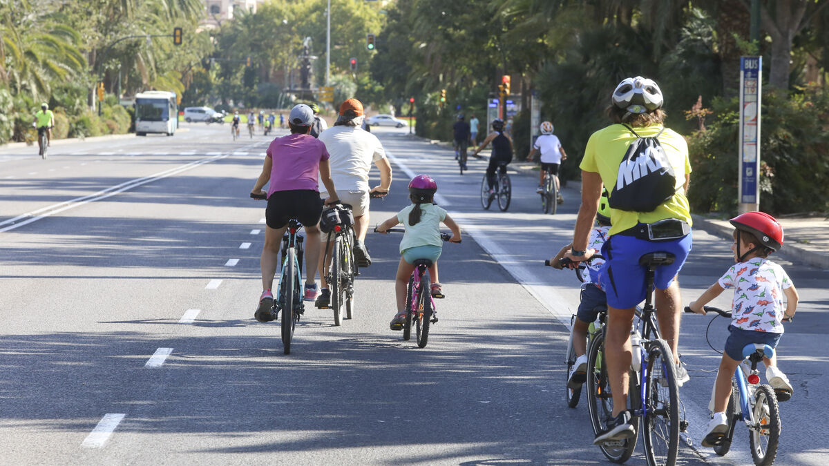 Una familia en bicicleta en una jornada sin coches en el Parque de Málaga.