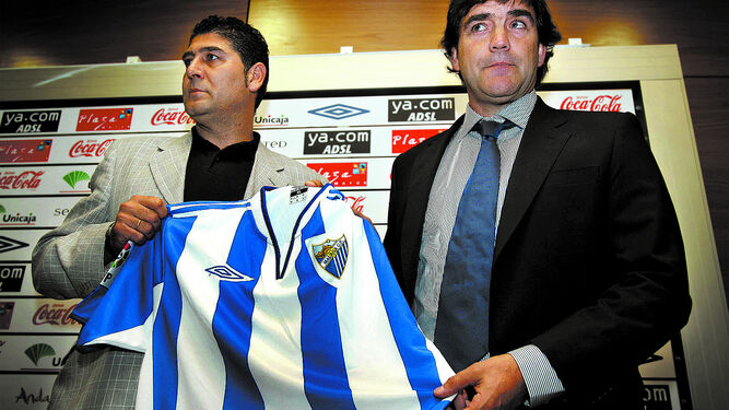Marcos Alonso, con Manolo Hierro, en su presentación con el Málaga CF.