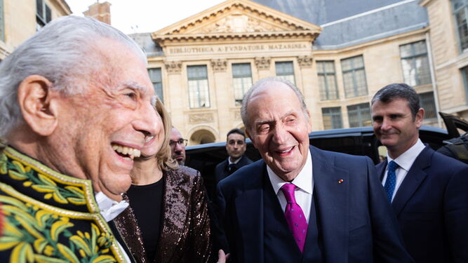 Vargas Llosa y el Rey emérito, ayer en París.