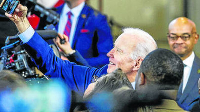 Joe Biden se hace un 'selfie'.