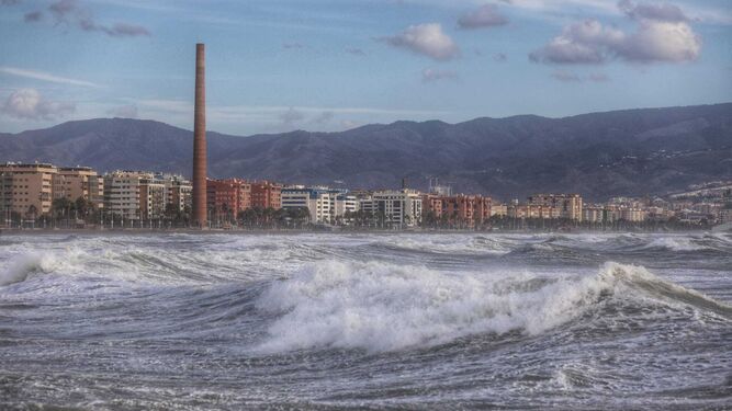 Oleaje por el fuerte viento de levante en Málaga, en aviso naranja.