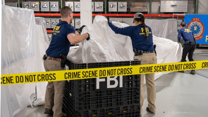 Agentes del FBI procesan los restos del globo chino derribado el sábado.