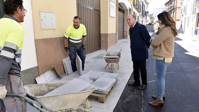 El alcalde junto a la delegada municipal de Obras visitó los trabajos de la calle Vega.