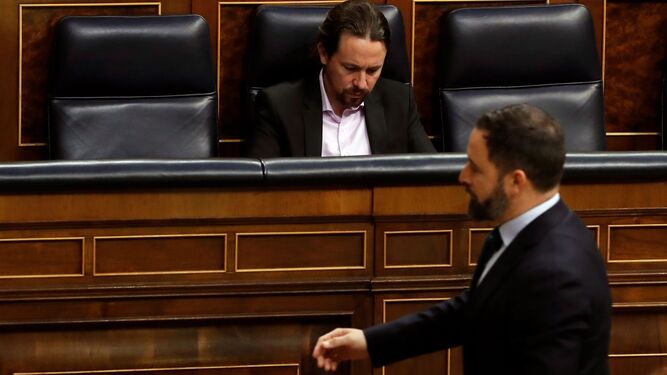 Santiago Abascal pasa junto al escaño de Pablo Iglesias en febrero de 2020