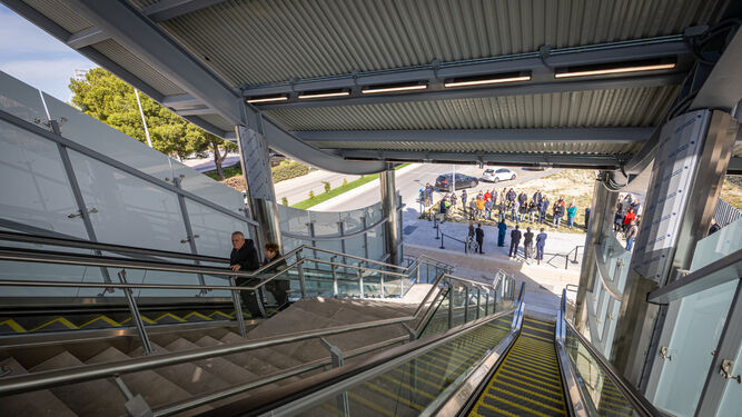 Usuarios suben por las nuevas escaleras mecánicas de la estación Bahía Sur durante la inauguración.